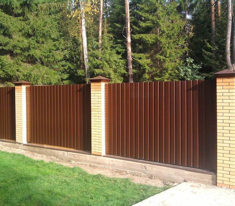 Забор из профнастила на кирпичных столбах