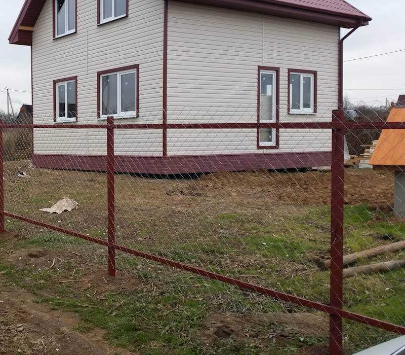 Забор из сетки рабицы в натяг